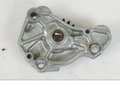 Snett uppifrån på Oljepump från en Honda CBR 125 R -2006 motorcykel.