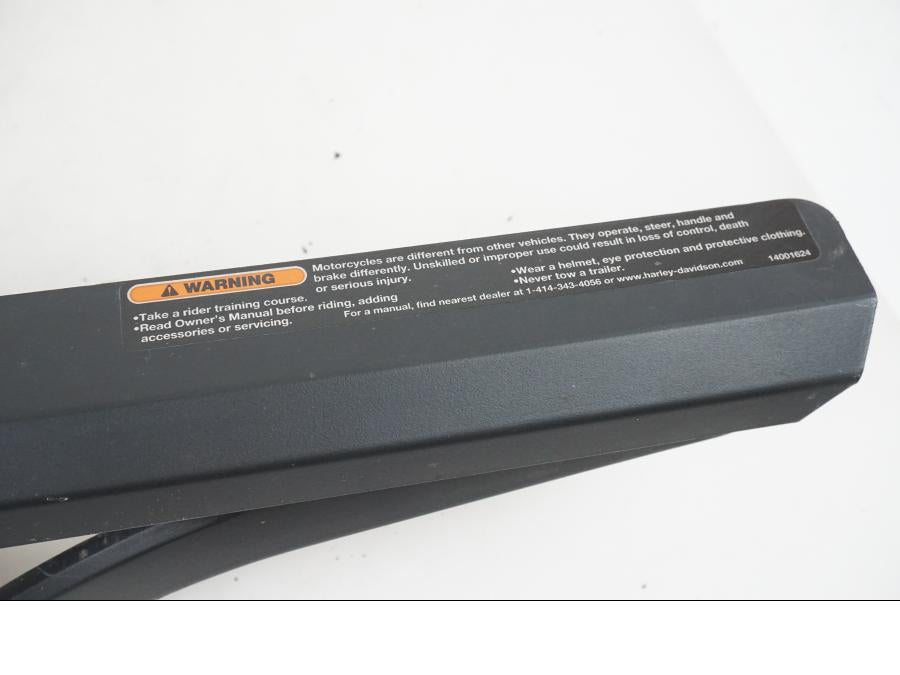 Vänster sida på Kedjeskydd från en H-D Adventure Pan America Special RA1250S -2021 motorcykel.