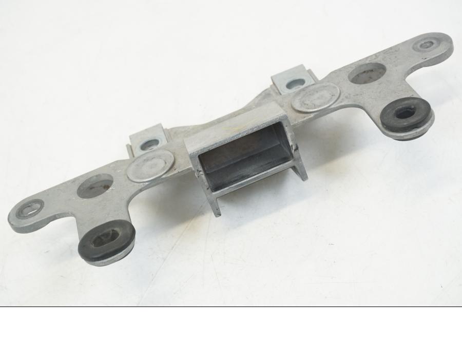 Baksidan på Sadelfäste från en Yamaha XT 1200 A -2010 motorcykel.