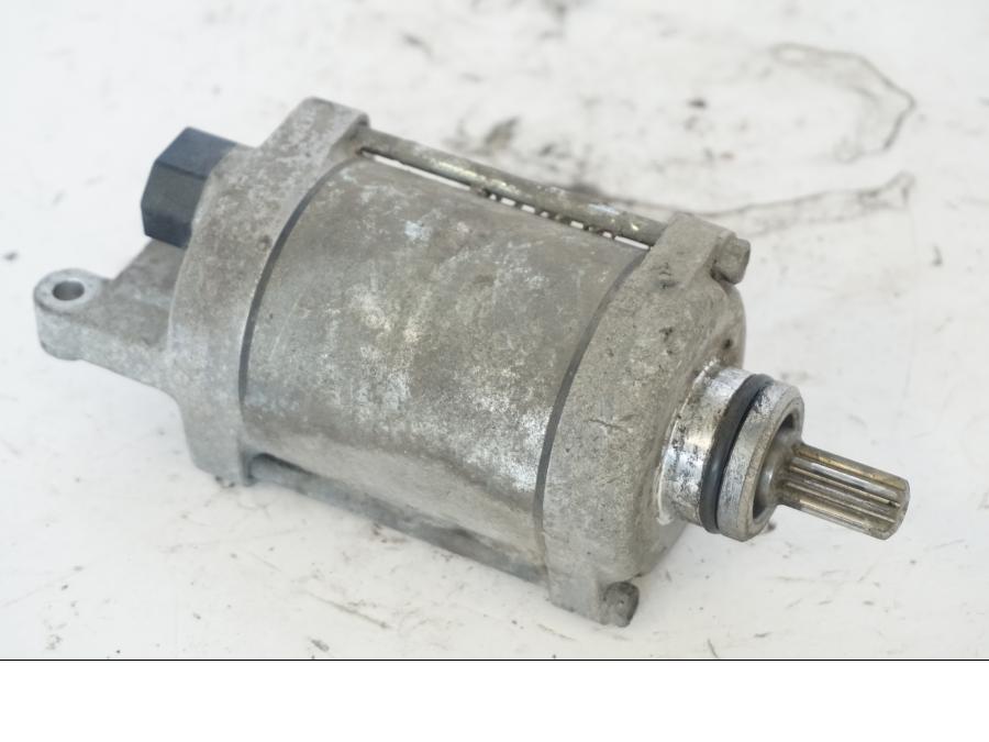 Snett uppifrån på Startmotor från en Honda SH 300 A -2011 scooter.