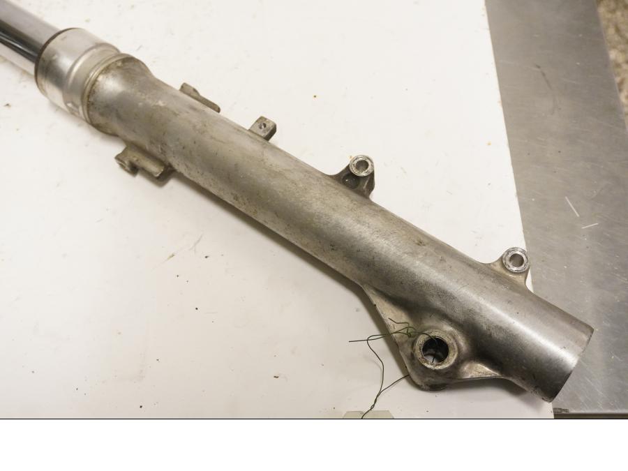 Baksidan på Gaffelben från en Honda XL 600 V -1997 motorcykel.