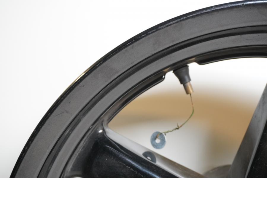 Snett nerifrån på Fälg från en Yamaha X-Max 250 -2012 scooter.