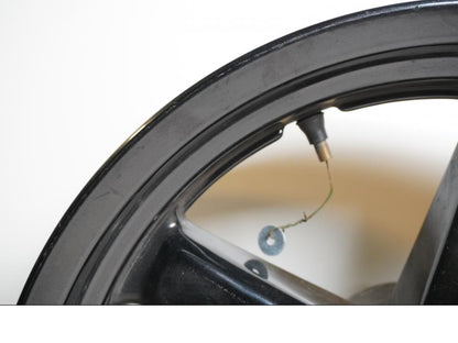 Snett nerifrån på Fälg från en Yamaha X-Max 250 -2012 scooter.