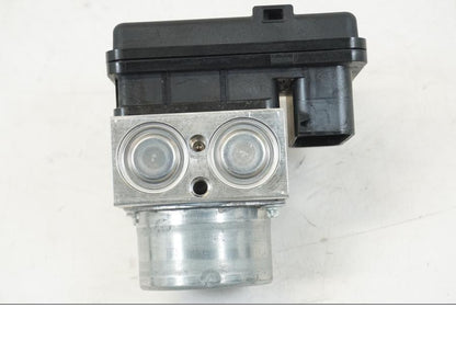 Snett uppifrån på ABS Modulator från en Yamaha MT-09 -2021 motorcykel.