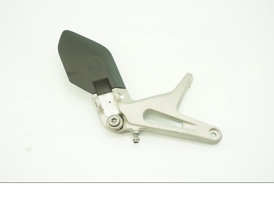 Framsidan på Fotpinnefäste från en Husqvarna Vitpilen 701 -2018 motorcykel.