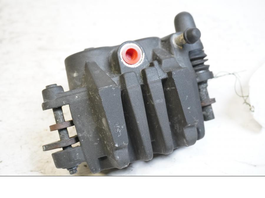 Baksidan på Bromsok från en Suzuki SV 650 -2004 motorcykel.