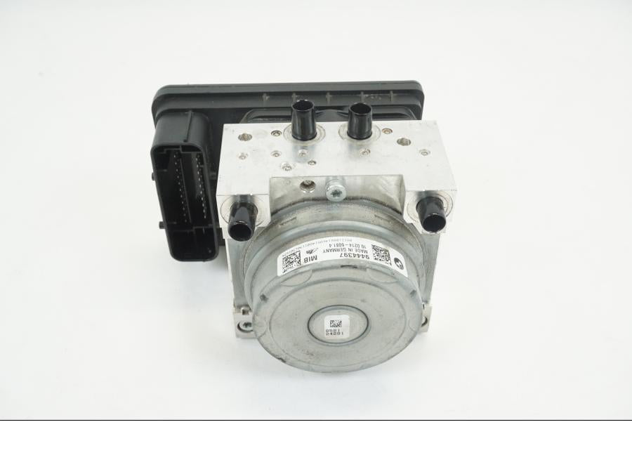 Snett uppifrån på ABS Modulator från en BMW S 1000 XR -2019 motorcykel.