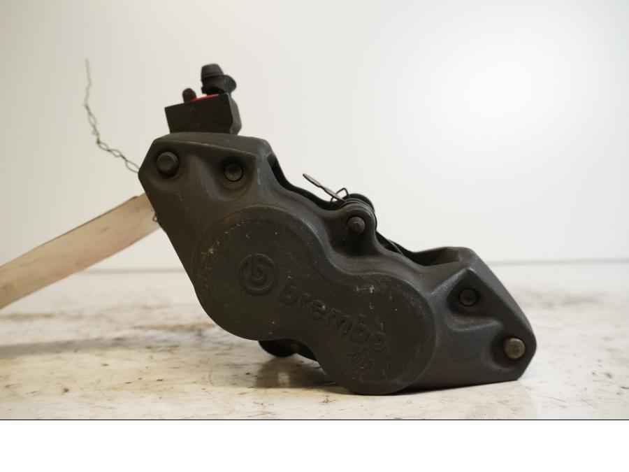 Baksidan på Bromsok från en BMW K 1200 RS -2002 motorcykel.