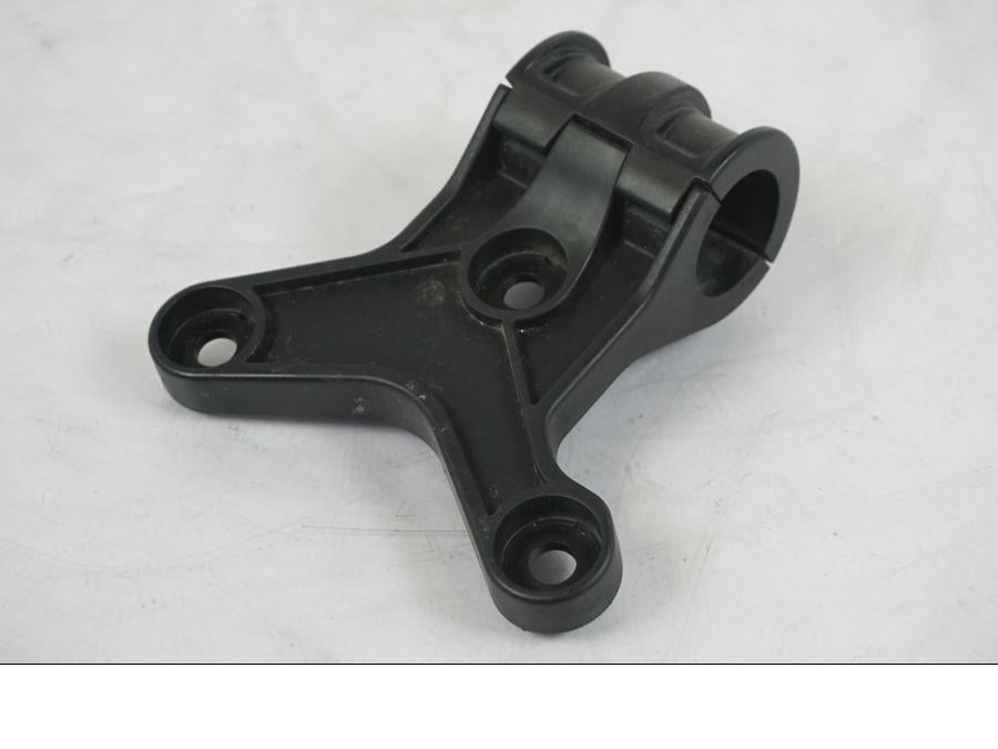 Framsidan på Instrumentfäste från en KTM 1290 Super Duke R -2018 motorcykel.