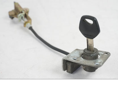 Snett nerifrån på <p>Sadellås från Suzuki GSX 750 W 2002.</p>

<p>Med 1st nyckel.</p> motorcykel.