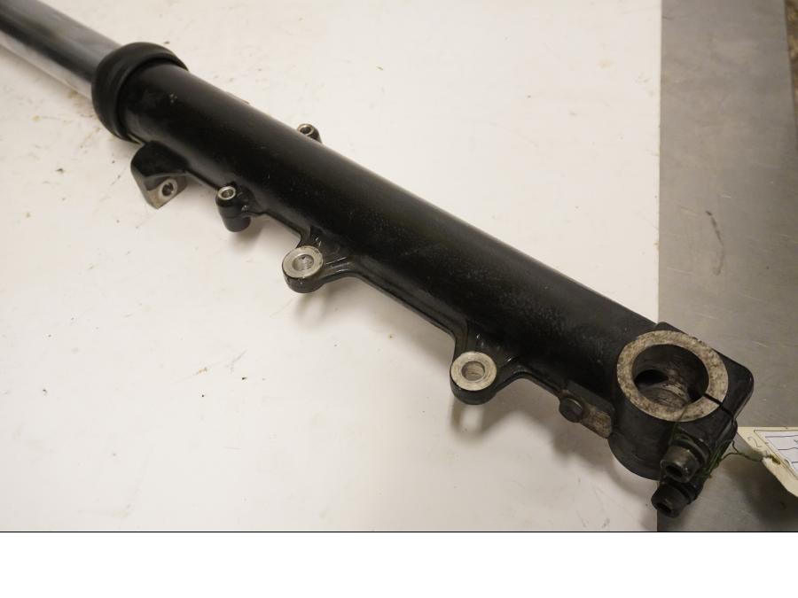 Baksidan på Gaffelben från en BMW K 75 -1991 motorcykel.