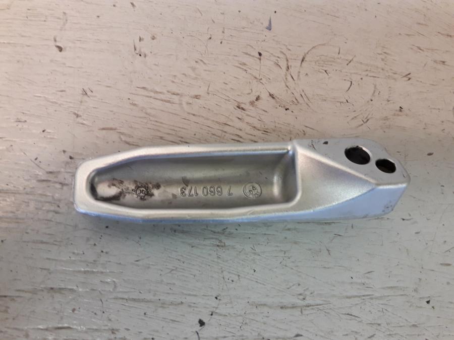 Baksidan på Fotpinne från en BMW K 1200 S -2008 motorcykel.