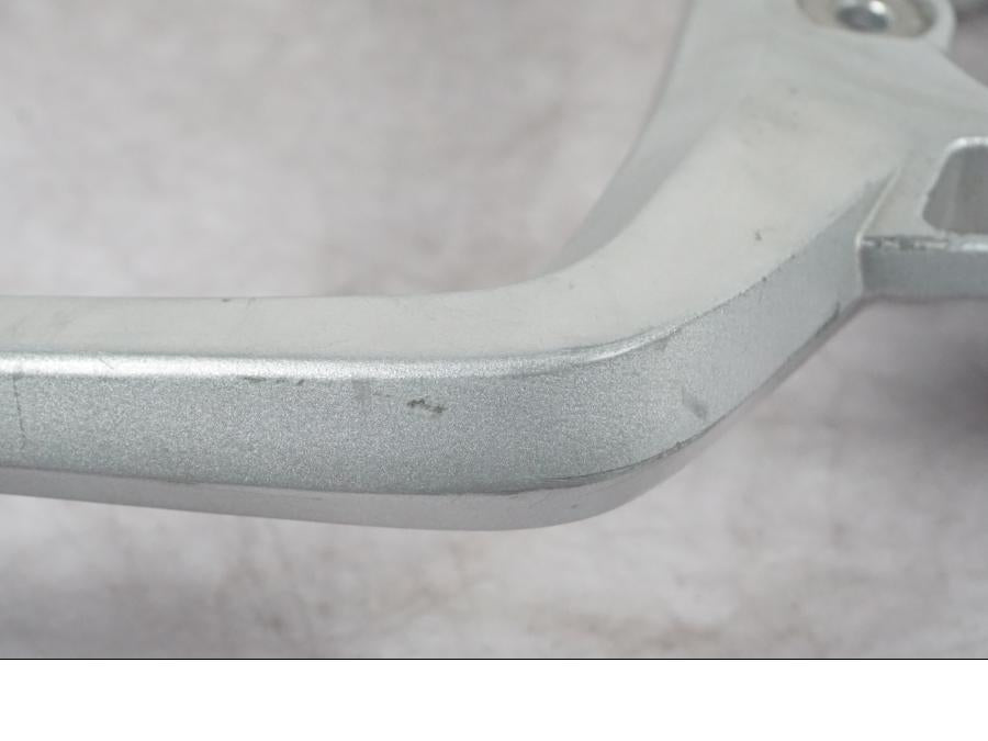 Snett nerifrån på Pakethållare från en Triumph Tiger Explorer -2012 motorcykel.