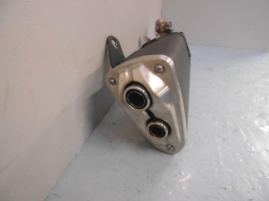 Baksidan på Ljuddämpare från en Kawasaki Z 800 -2016 motorcykel.