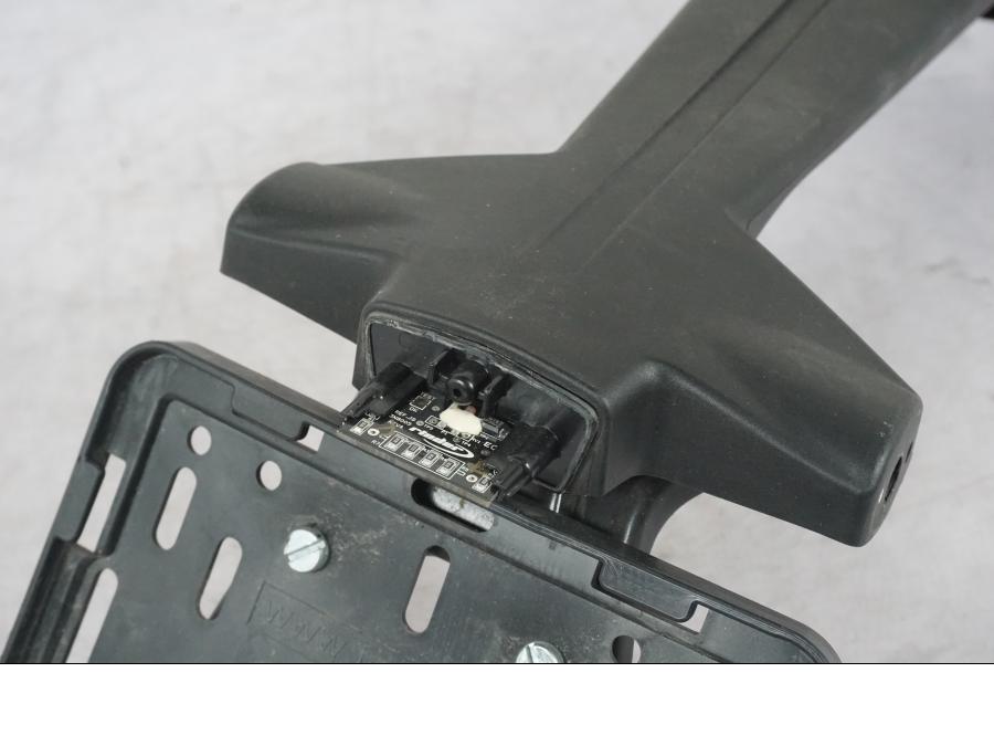 Baksidan på <p>Skylthållare till KTM 125 Duke.</p>

<p>Saknar lampglaset!</p> motorcykel.