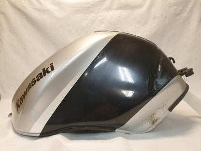 Snett uppifrån på Bensintank från en Kawasaki ZX-6R -2002 motorcykel.
