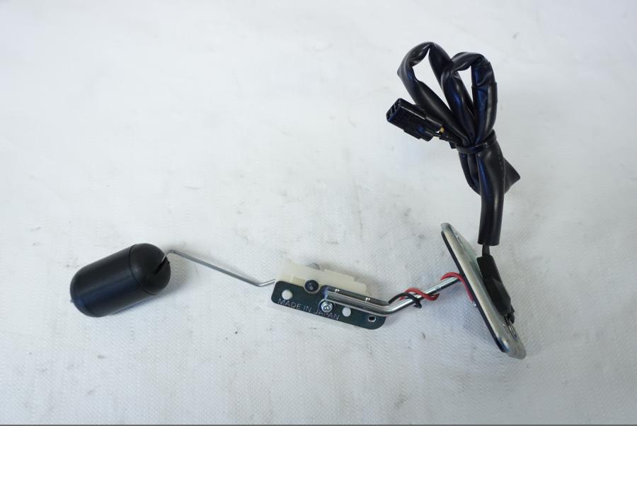 Framsidan på Bensintanksgivare från en Kawasaki Z 800 -2013 motorcykel.