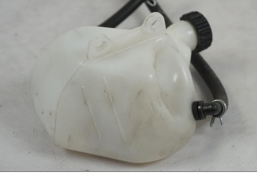 Höger sida på Vattenexpansionskärl från en Husqvarna 701 SUPERMOTO ABS -2016 motorcykel.