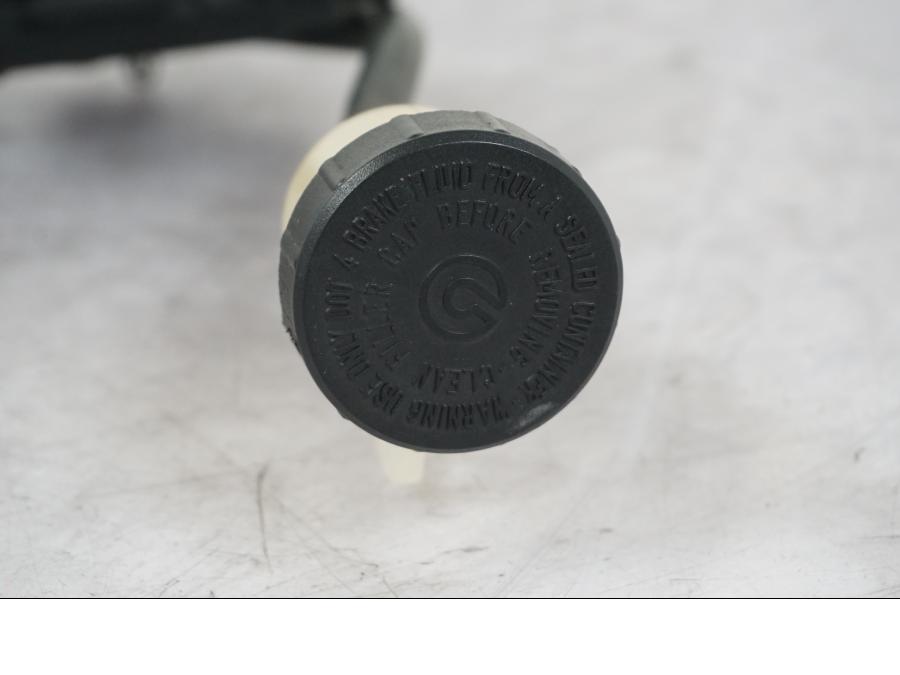 Snett uppifrån på Bromshuvudcylinder från en KTM 690 SM R -2009 motorcykel.