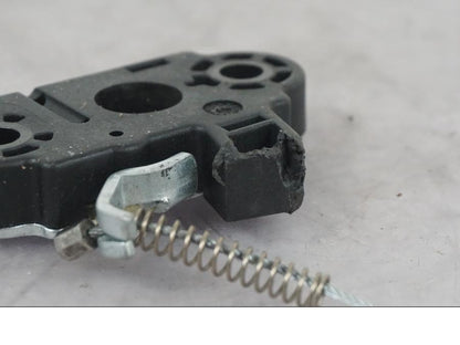 Extrabild1 på Sadellåsmekanism från en KTM 1290 Super Duke R -2022 motorcykel.