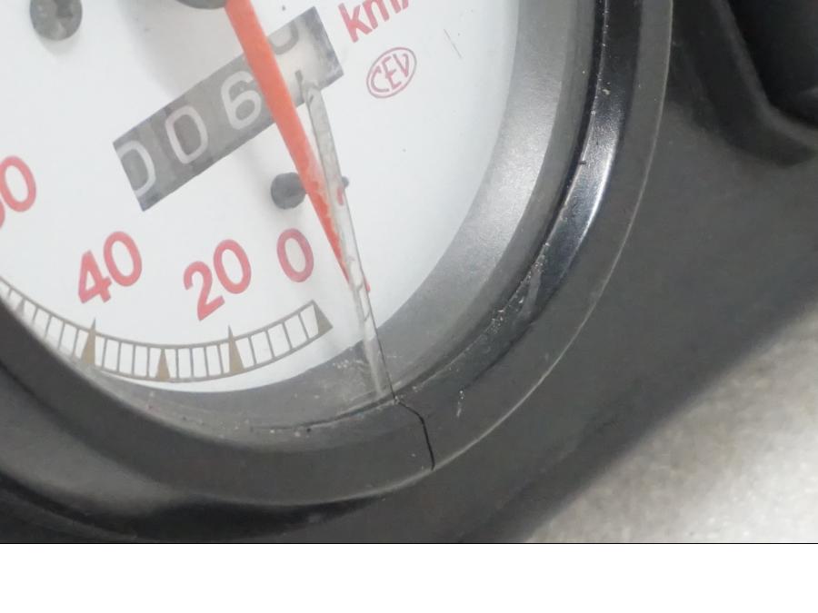 Baksidan på Instrumentpanel från en Ducati Monster 900 -1998 motorcykel.