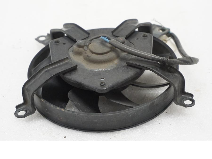 Framsidan på Vattenkylfläkt från en Yamaha TDM 900 -2002 motorcykel.