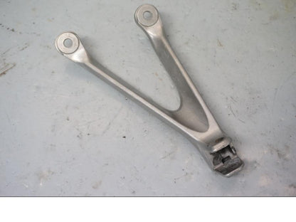 Framsidan på Fotpinnefäste från en Honda CBR 1000 RR -2009 motorcykel.