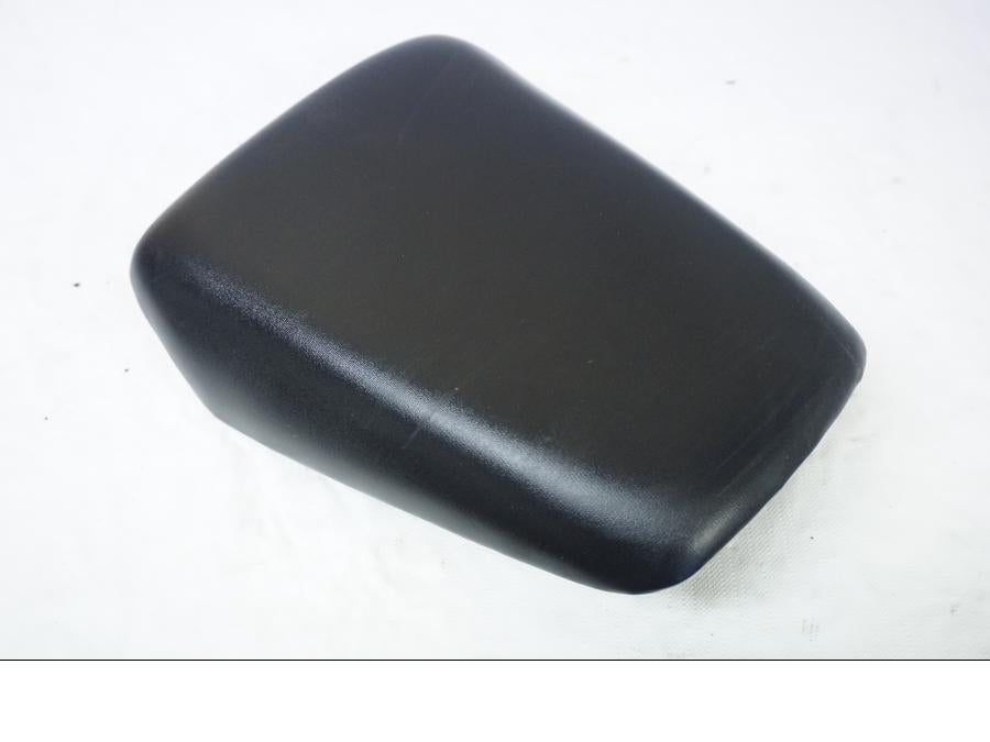 Vänster sida på Sadel från en Honda CBR 125 R -2004 motorcykel.