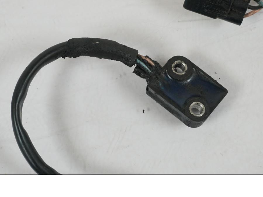 Baksidan på Sidostödsbrytare från en KTM 1290 Super Duke R -2018 motorcykel.