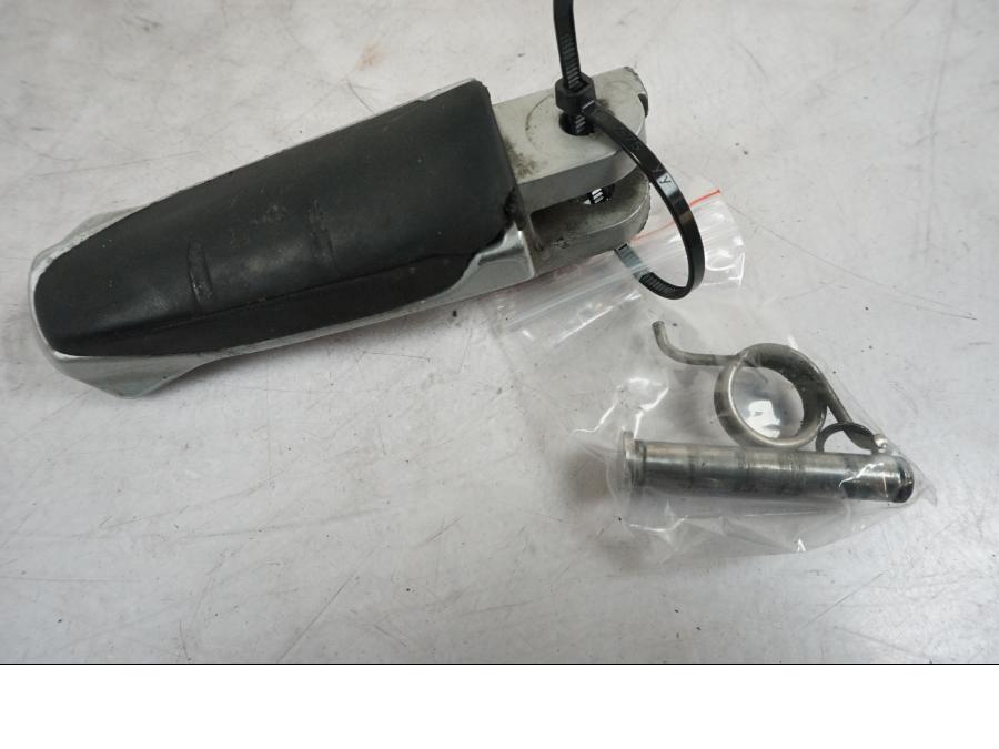 Framsidan på Fotpinne från en BMW R 850 R -2004 motorcykel.