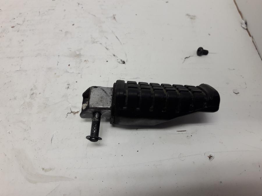 Framsidan på Fotpinne från en Kawasaki KLE 500 -2001 motorcykel.