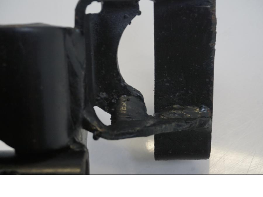 Snett nerifrån på Fotplattefäste från en Yamaha XVS 1100 -2003 motorcykel.