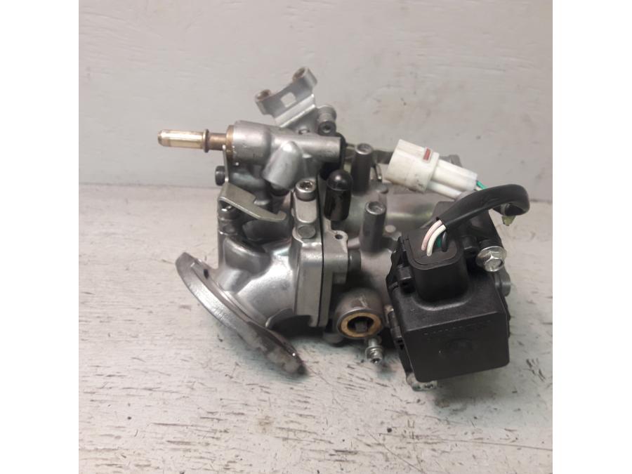 Baksidan på Spjällhus från en Kawasaki VN 900 -2007 motorcykel.