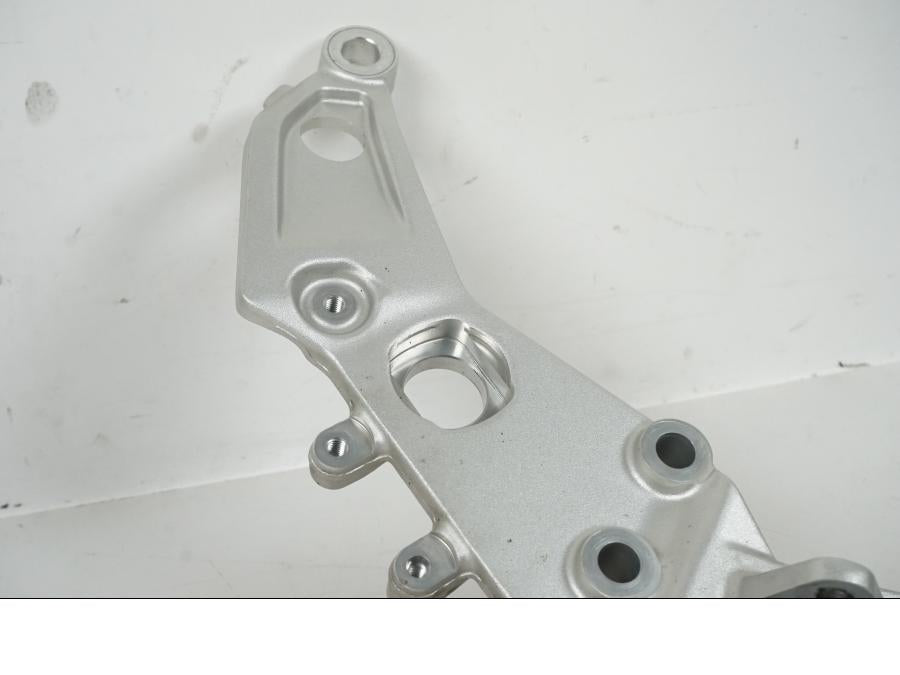 Höger sida på Fotpinnefäste från en BMW F 750 GS -2019 motorcykel.