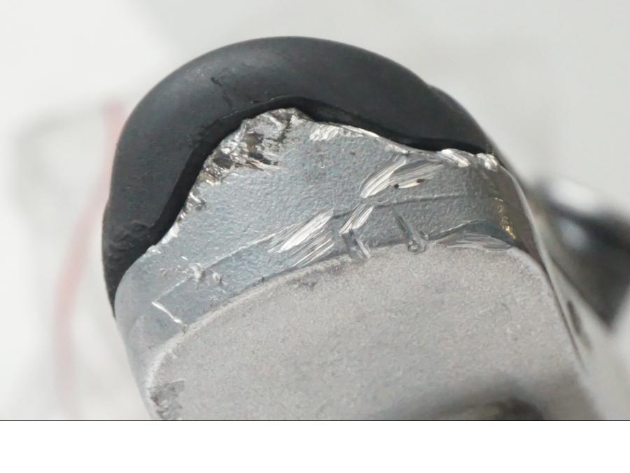 Vänster sida på <p>Fotpinne höger fram från Kawasaki ZZR 1400 2013.</p>

<p>Skrapmärken och repor finns se bilder.</p> motorcykel.