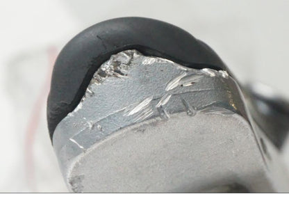 Vänster sida på <p>Fotpinne höger fram från Kawasaki ZZR 1400 2013.</p>

<p>Skrapmärken och repor finns se bilder.</p> motorcykel.