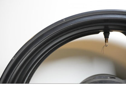 Snett nerifrån på Fälg från en Yamaha YZF 1000 R -2001 motorcykel.