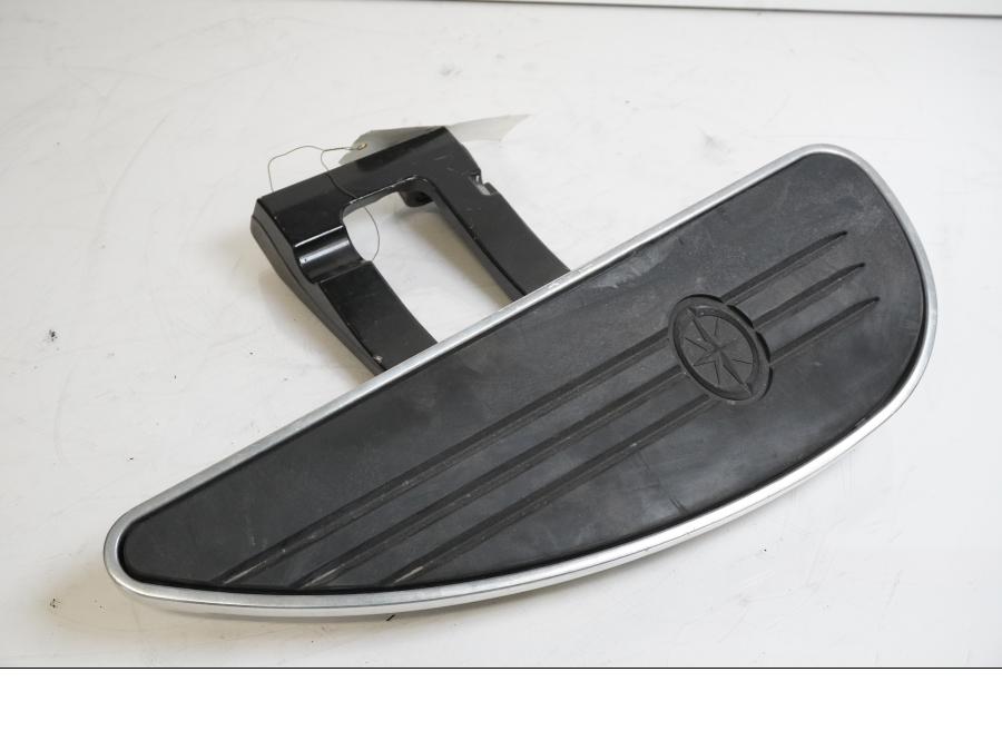 Framsidan på Fotplatta från en Yamaha XV 1900 -2008 motorcykel.