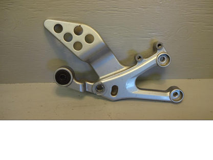 Framsidan på Fotpinnefäste från en Yamaha YZF-R 125 -2012 motorcykel.