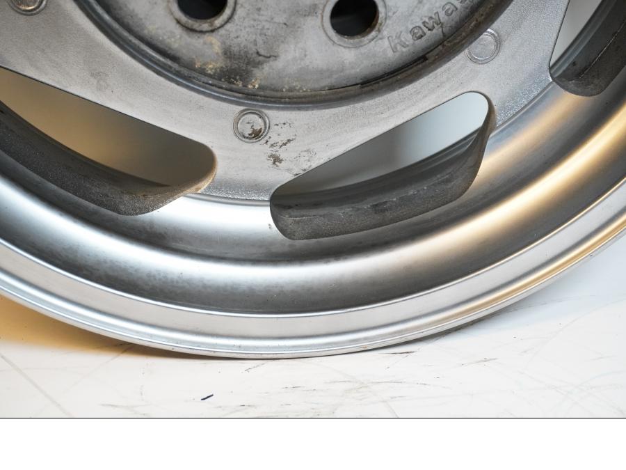 Extrabild3 på Fälg från en Kawasaki VN 1600 -2006 motorcykel.