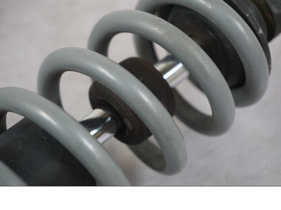 Snett uppifrån på Stötdämpare från en BMW R 1200 R -2007 motorcykel.