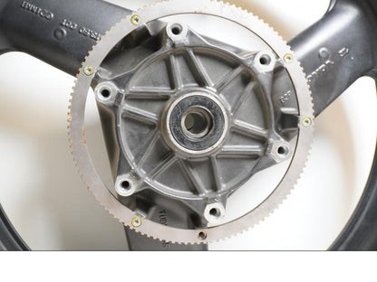 Baksidan på Fälg från en Honda ST 1100 -1999 motorcykel.