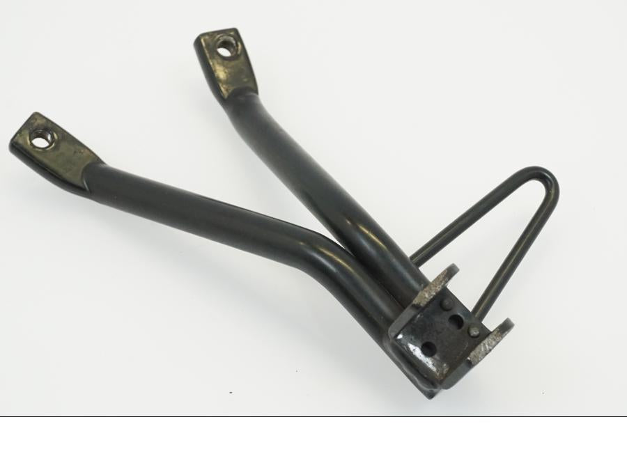 Framsidan på Fotpinnefäste från en Yamaha WR 125 -2010 motorcykel.