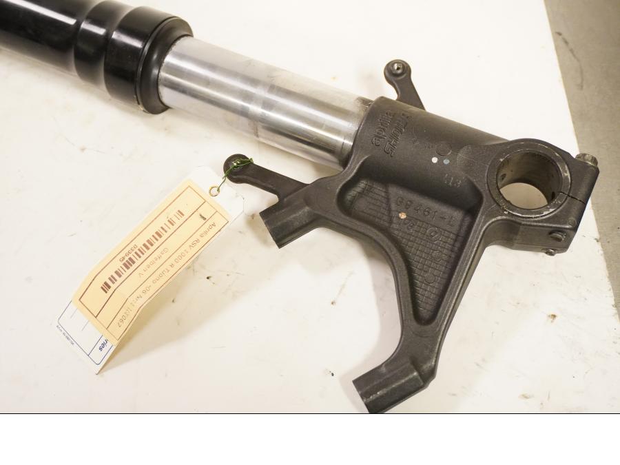 Baksidan på Gaffelben från en Aprilia RSV 1000 R Tuono -2006 motorcykel.