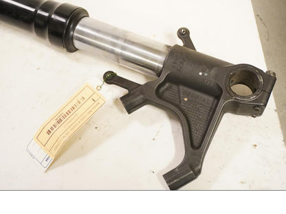 Baksidan på Gaffelben från en Aprilia RSV 1000 R Tuono -2006 motorcykel.