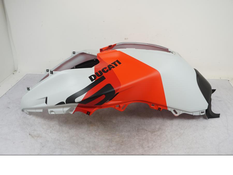 Baksidan på Tankkåpa från en Ducati Multistradea V4 RS -2024 motorcykel.