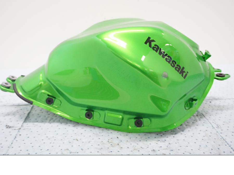 Höger sida på Bensintank från en Kawasaki Z 650 ABS -2020 motorcykel.
