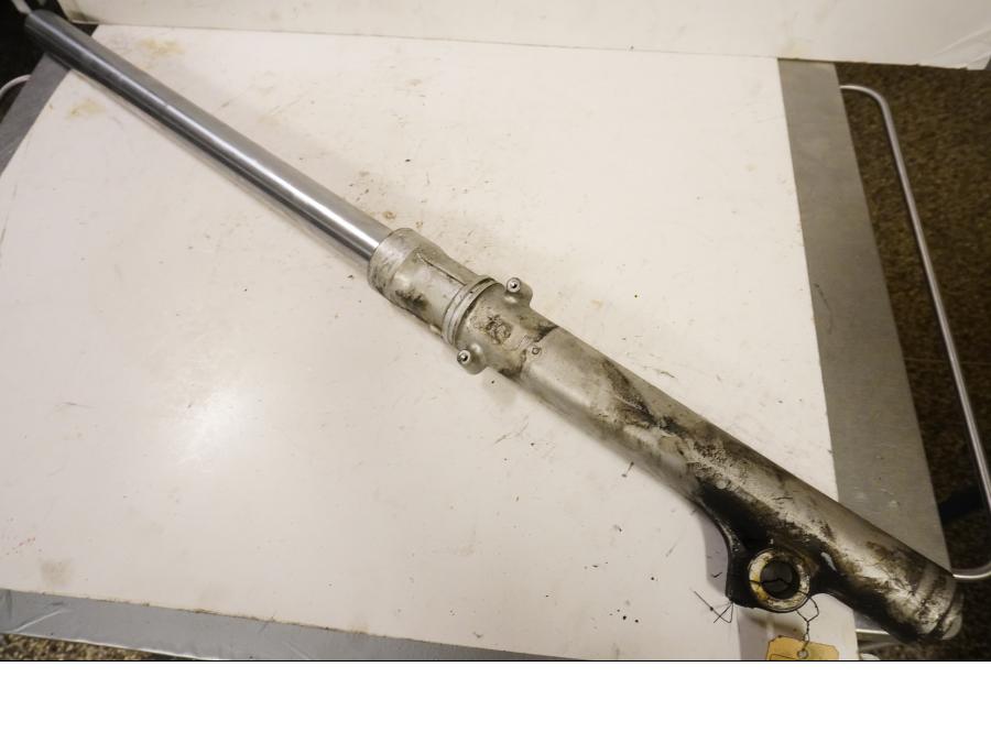 Framsidan på Gaffelben från en Suzuki DR 750 S -1988 motorcykel.