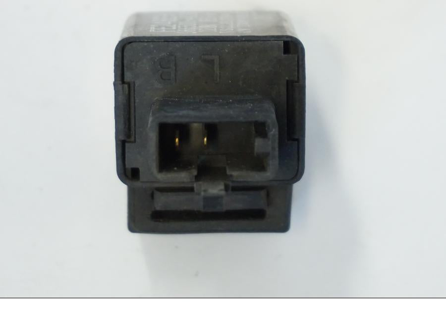 Snett nerifrån på Blinkersrelä från en Kawasaki ZR-7 -2001 motorcykel.