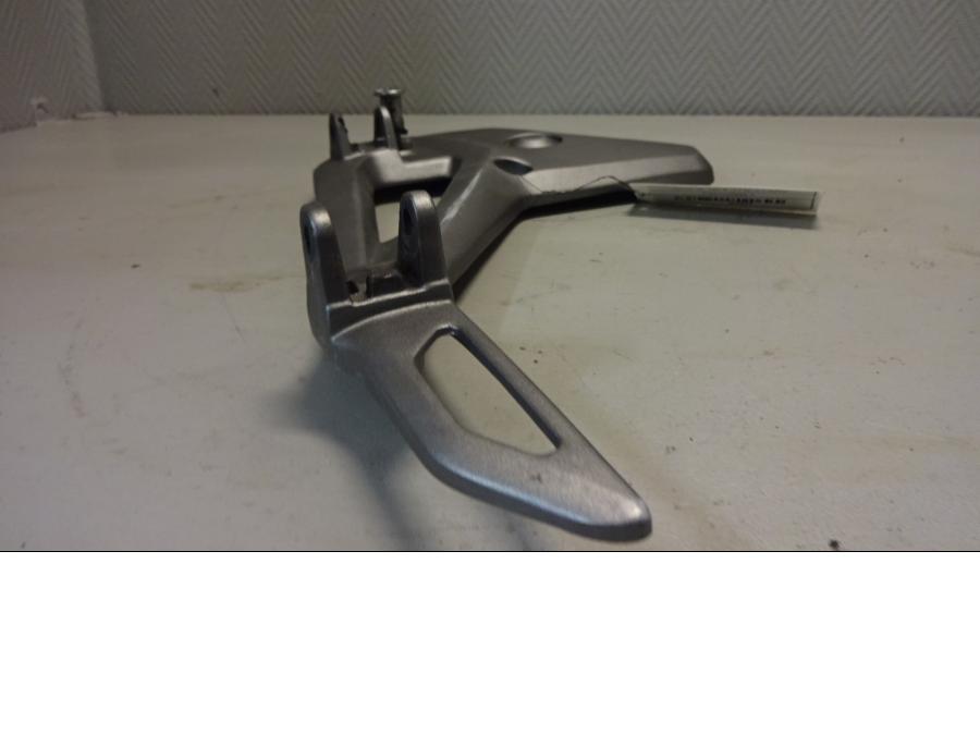 Höger sida på Fotpinnefäste från en Honda NC 750 S -2017 motorcykel.